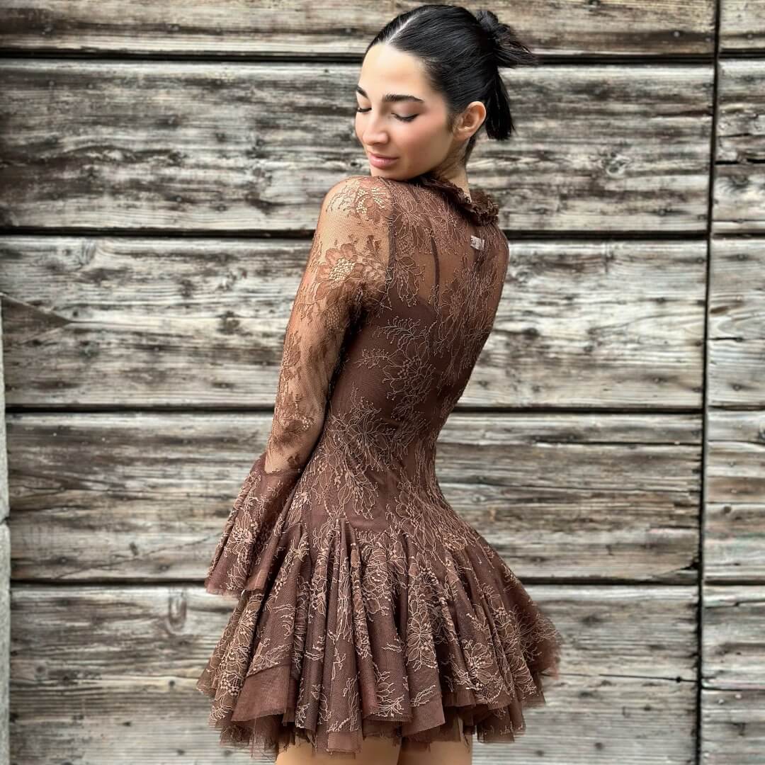 LM - Abito Stefany pizzo marrone con rouches