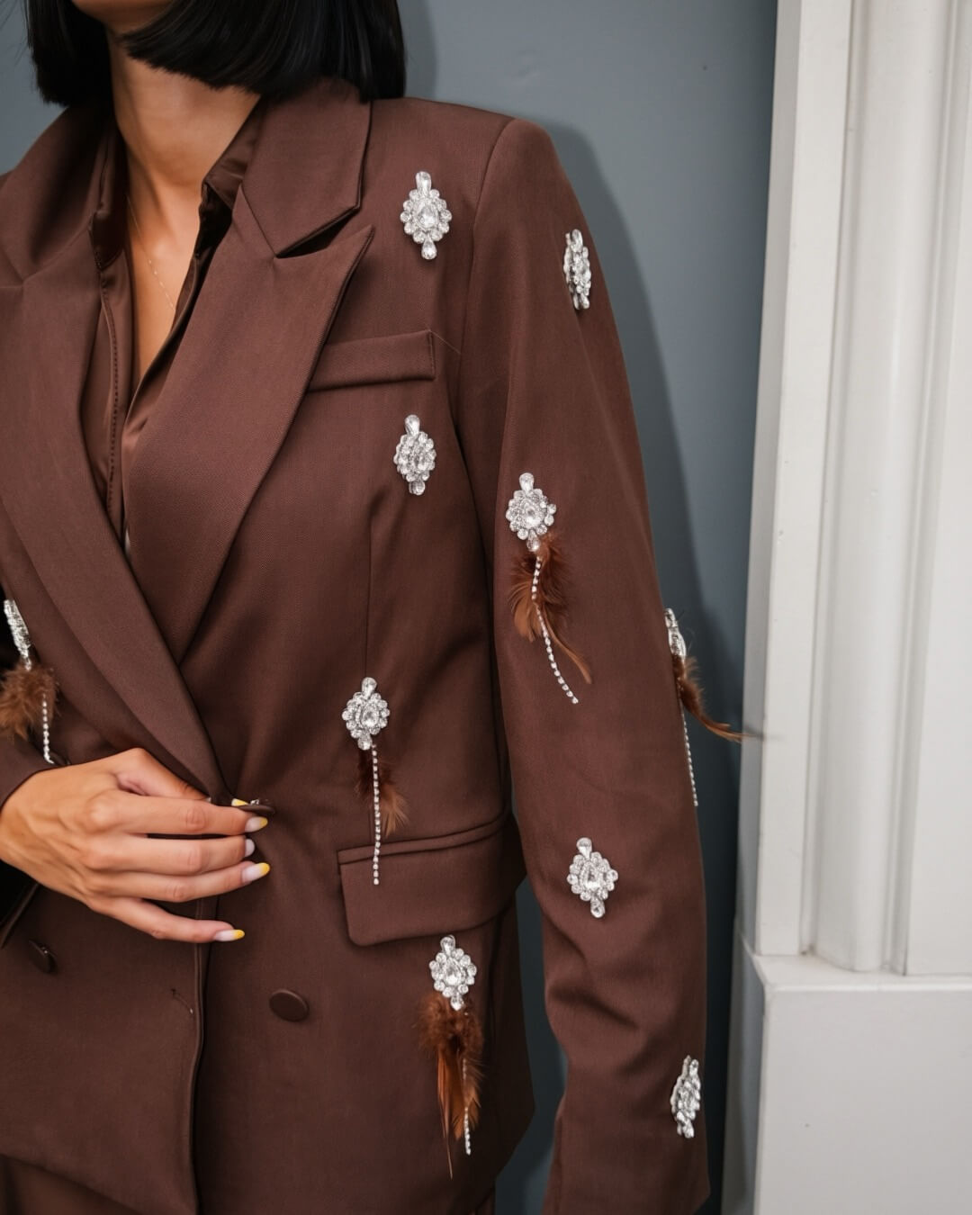 OF - Blazer Plume marrone con pietre e piume