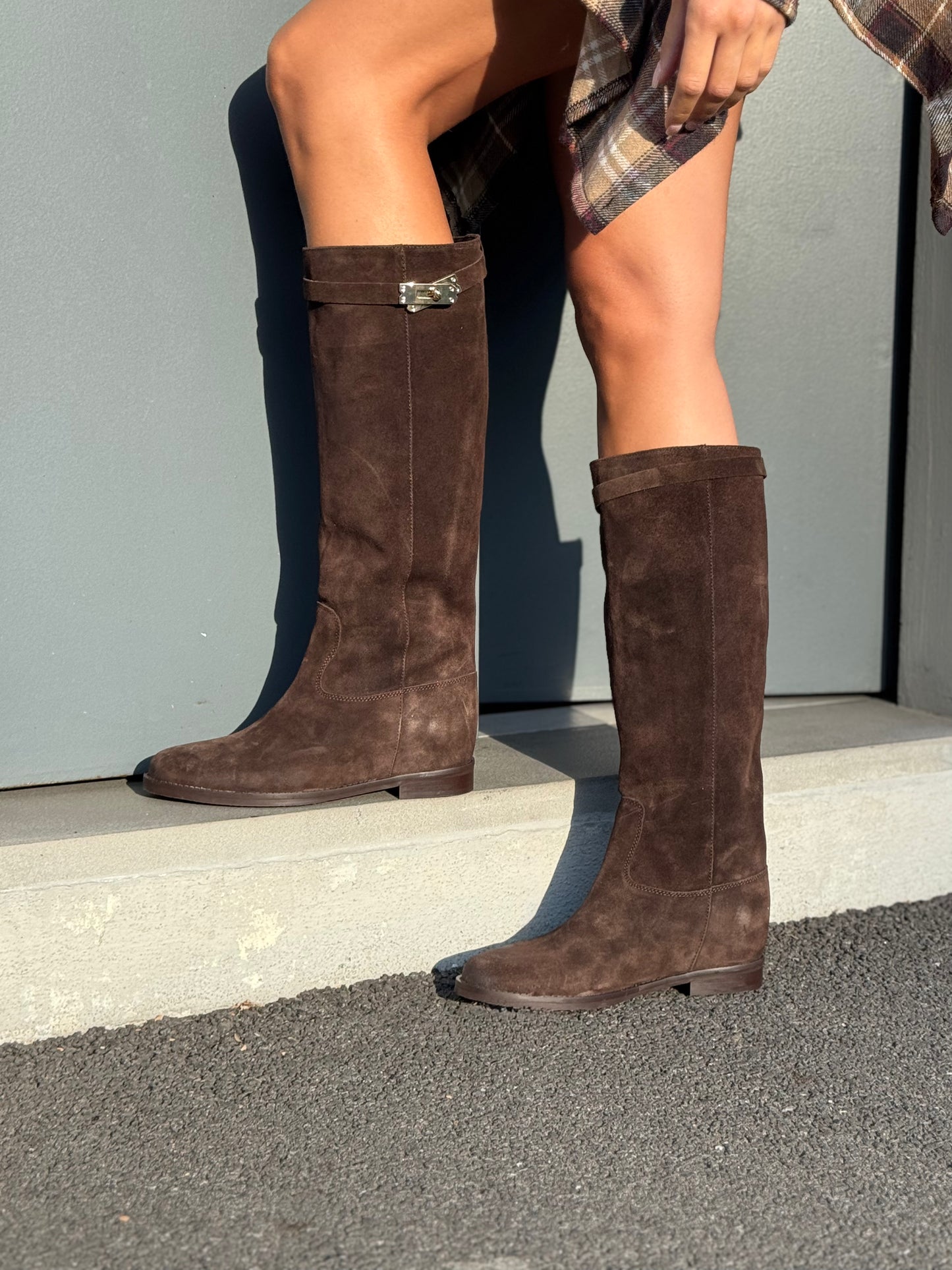 LM - Stivale Penelope camoscio moro con accessorio oro