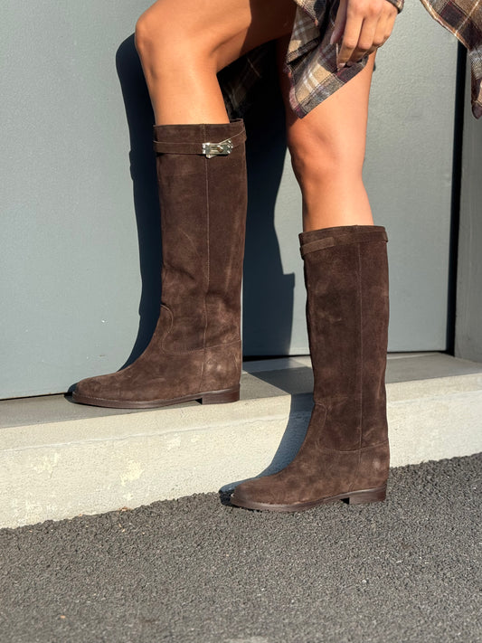 LM - Stivale Penelope camoscio moro con accessorio oro
