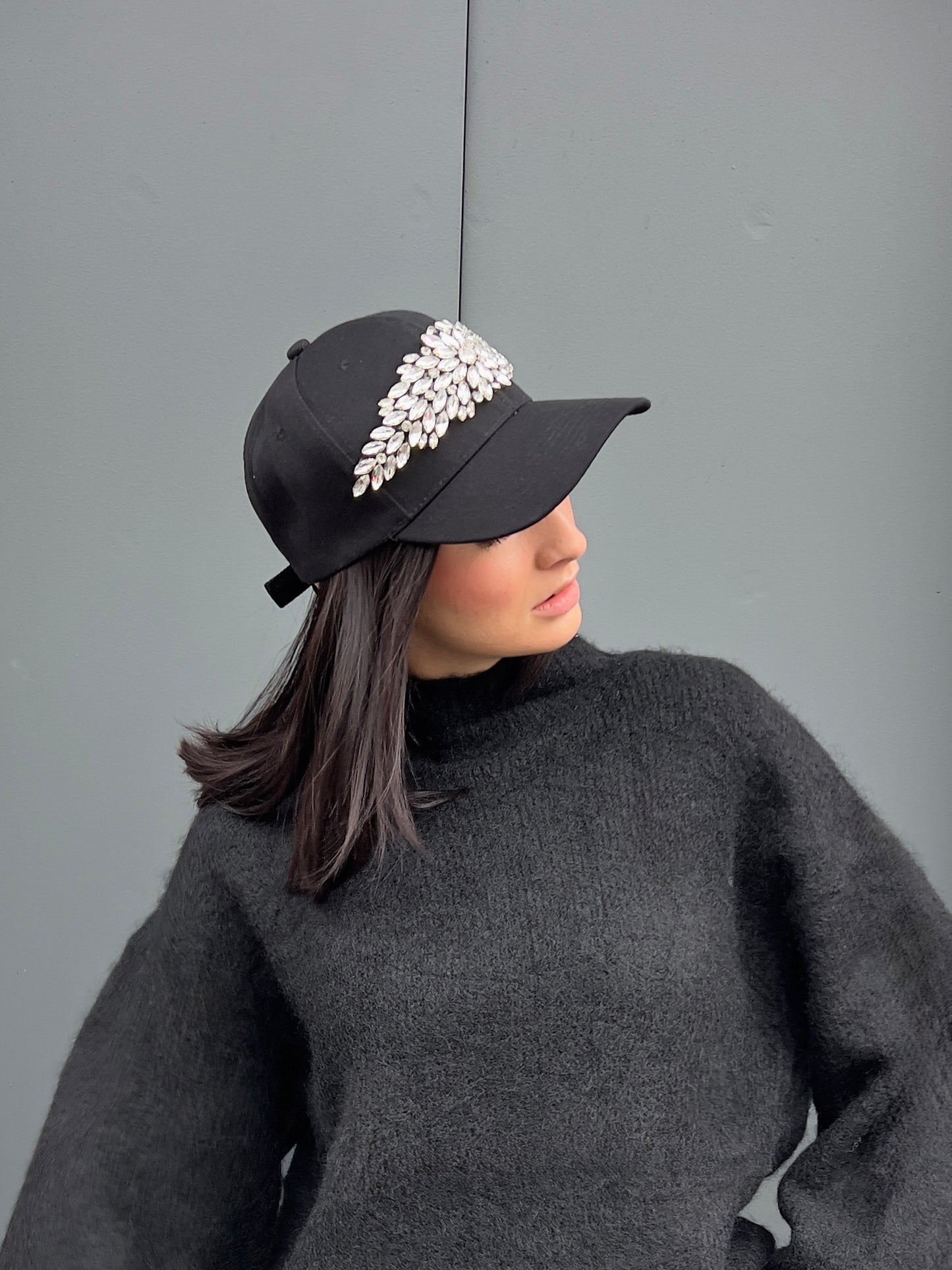 OF - Cappello Riri nero con pietre