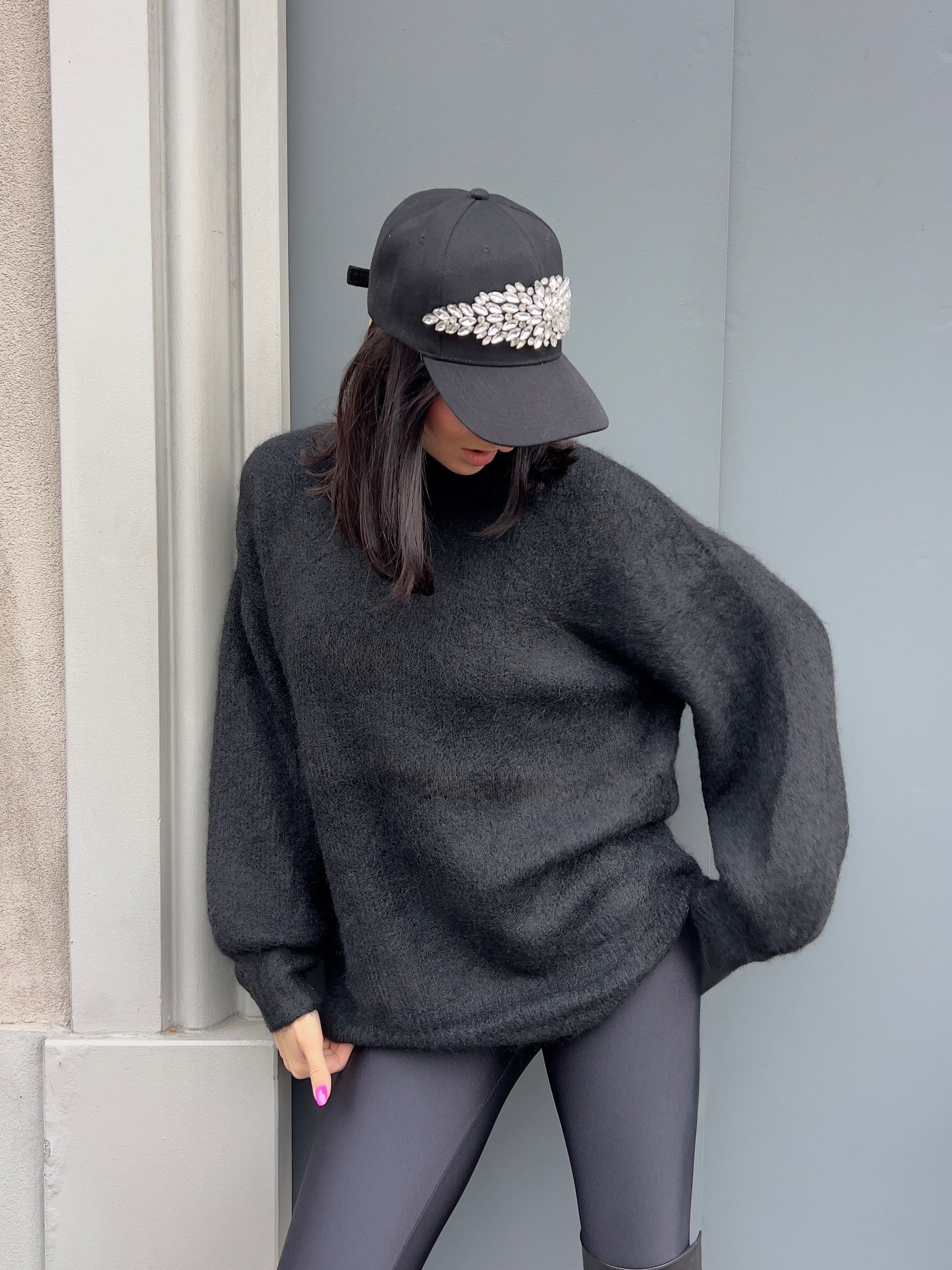 LM - Cappello Riri nero con pietre