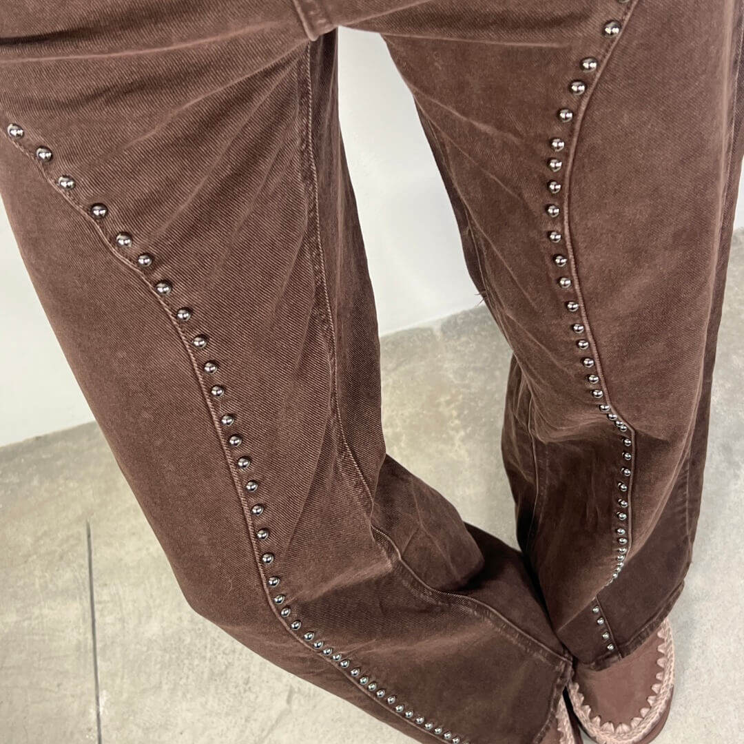 OF - Jeans Montaine marrone con borchie