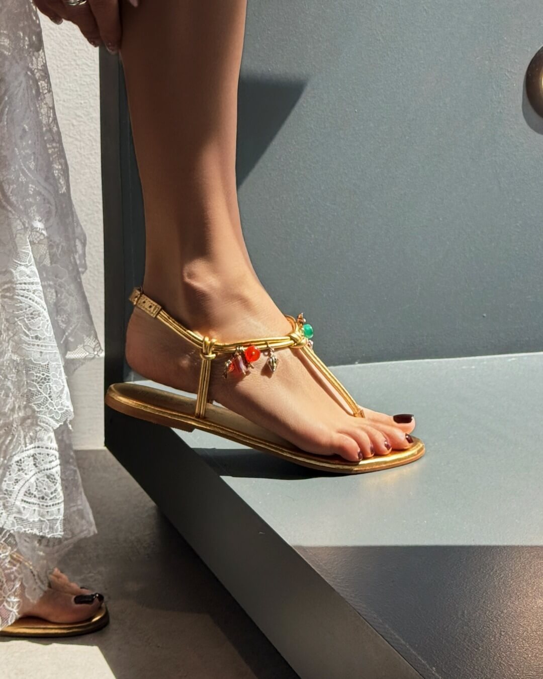 OF - Sandalo basso Allegra infradito gold con charms