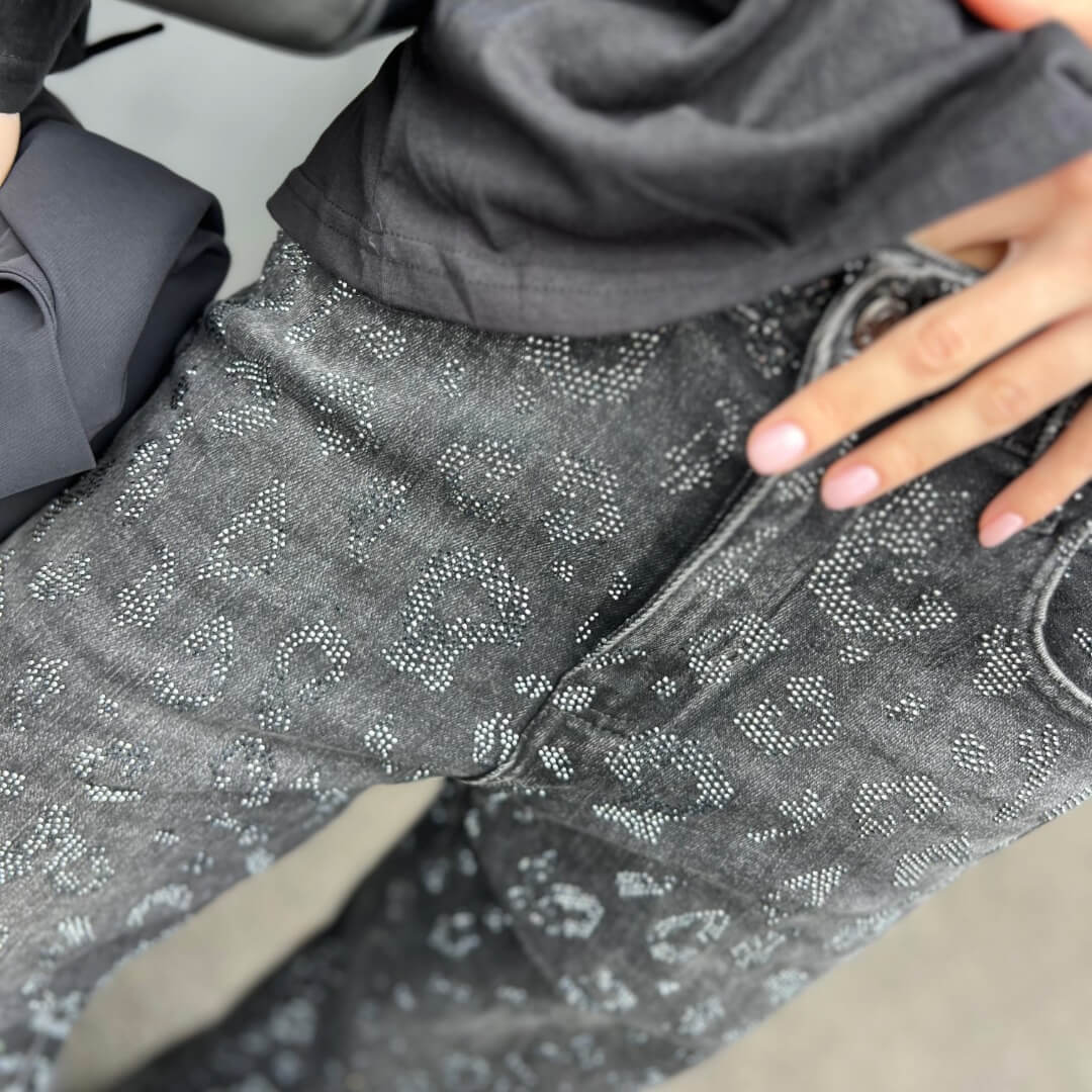 OF - Jeans April slavato nero animalier strass