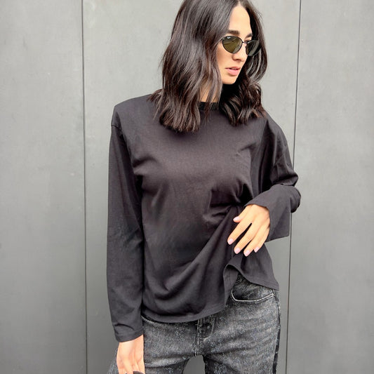 LM - T-shirt Melissa nero con spalle imbottite