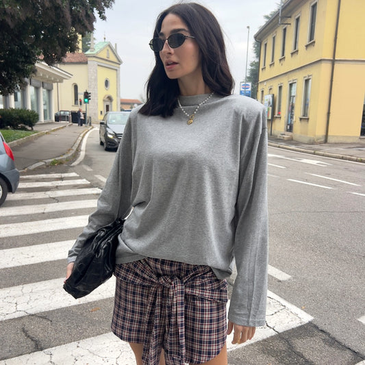 LM - T-shirt Melissa grigio con spalle imbottite