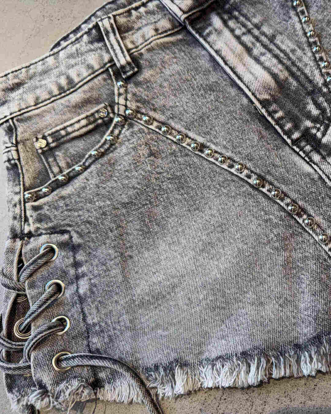 OF - Shorts Lisa lacci grigio con borchie
