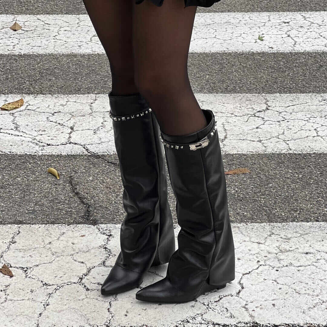 Stivale Fancy nero con cinturino con borchie argento –