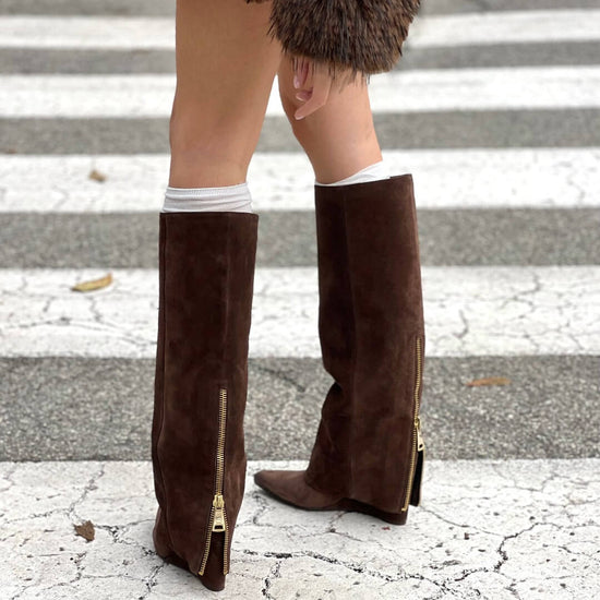 OF - Stivale Clarìn camoscio moro con cerniera oro