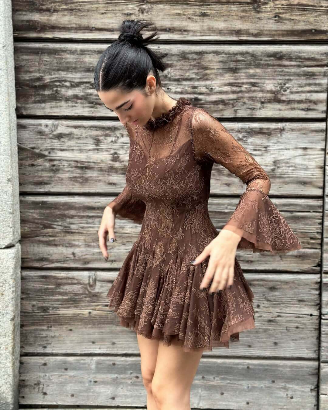 Abito Stefany pizzo marrone con rouches