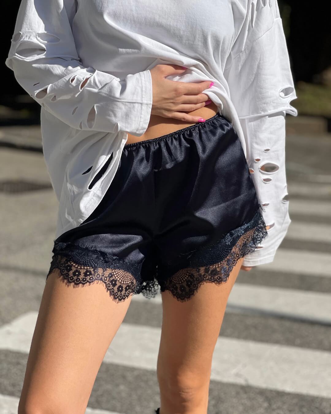 OF - Shorts Chris blu satin con pizzo