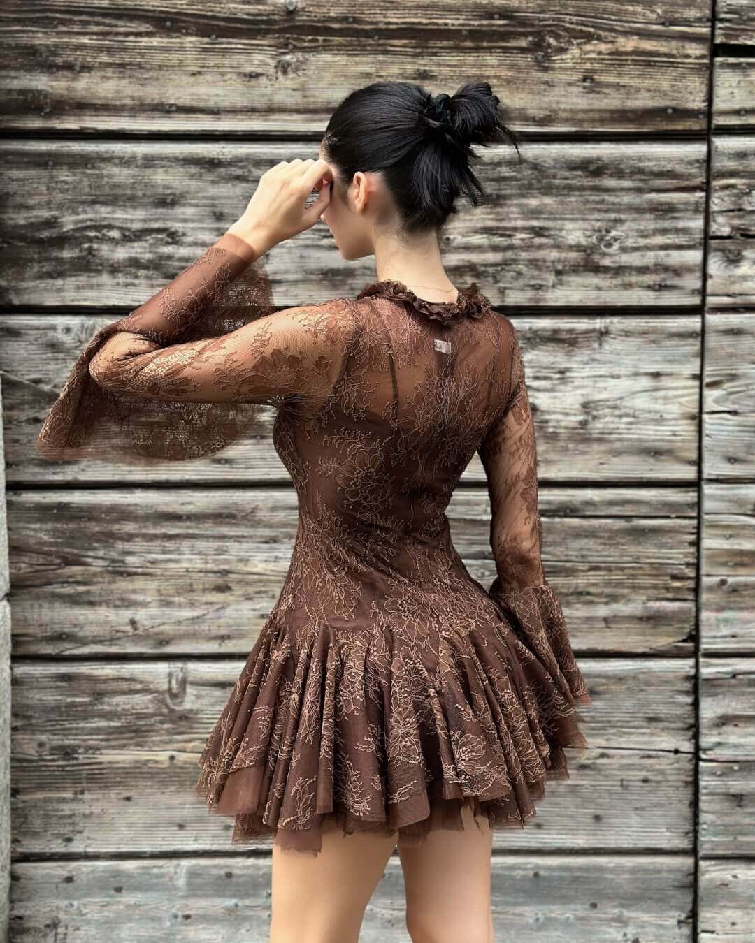 OF - Abito Stefany pizzo marrone con rouches