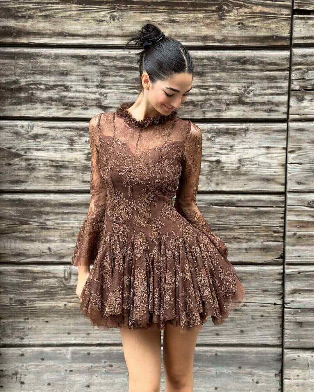 OF - Abito Stefany pizzo marrone con rouches
